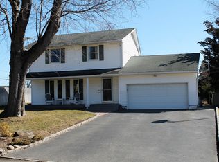 7 Blue Spruce Ln, Commack, NY 11725