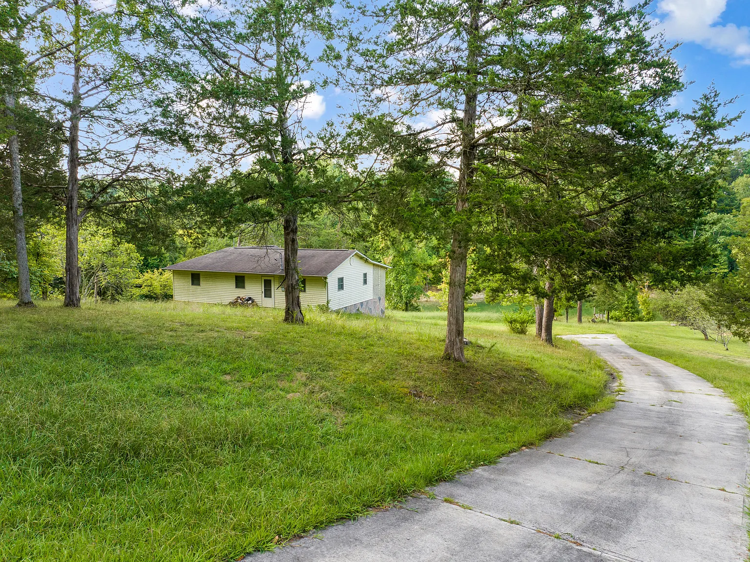 1303 Lake Front Dr — Photo 3