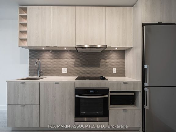 4th image of 11 Yorkville Ave #908