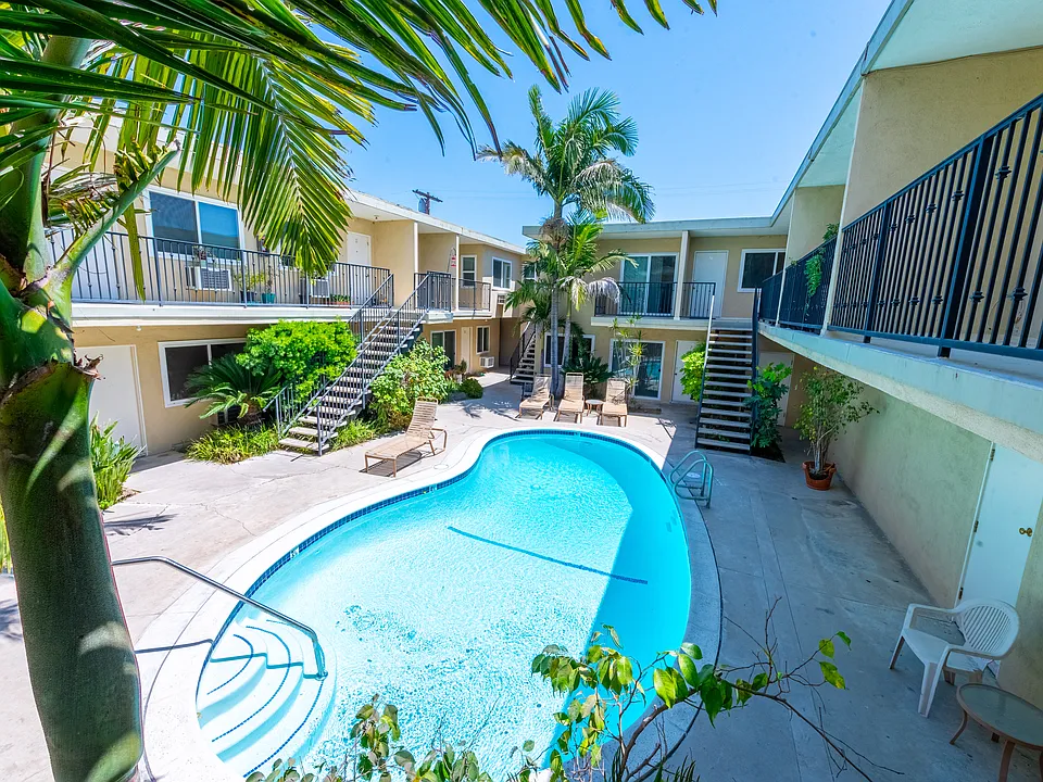 8740 Owensmouth Ave #9