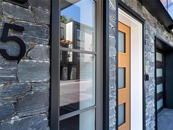 2nd image of 2590 Penrhyn St #5