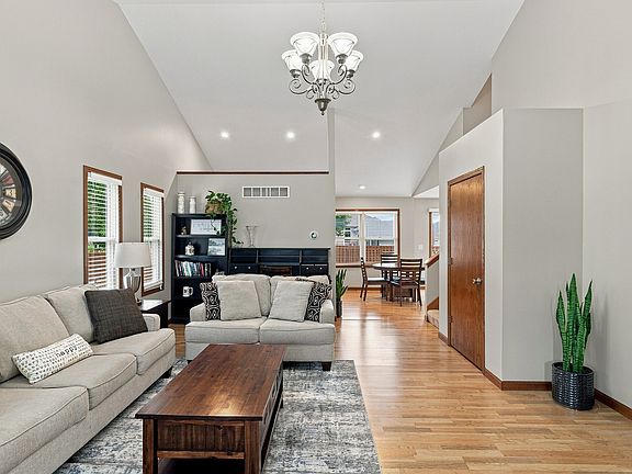 4th image of 910 25th Avenue Ct
