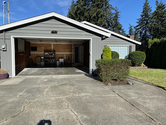 Spacious 2-car garage