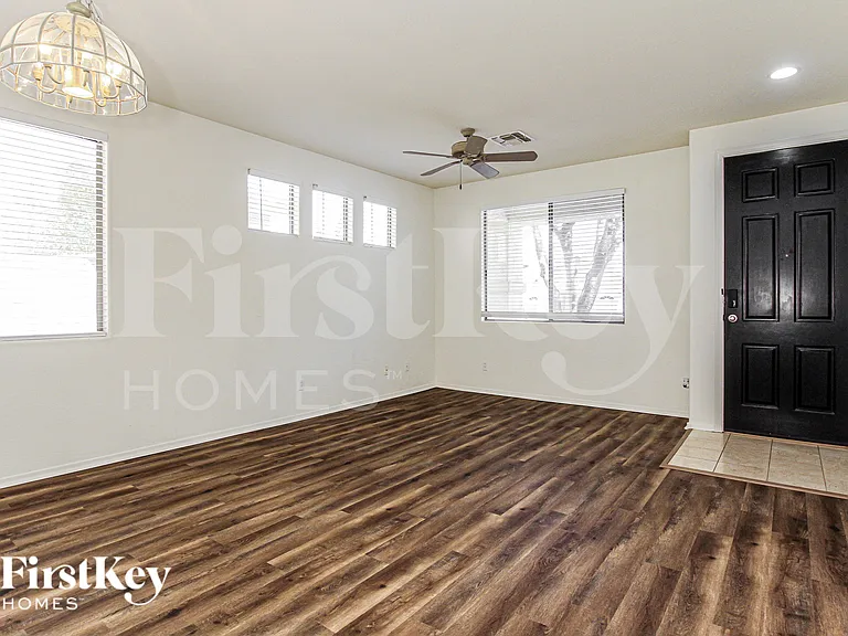 2715 E Carson Rd — Photo 4