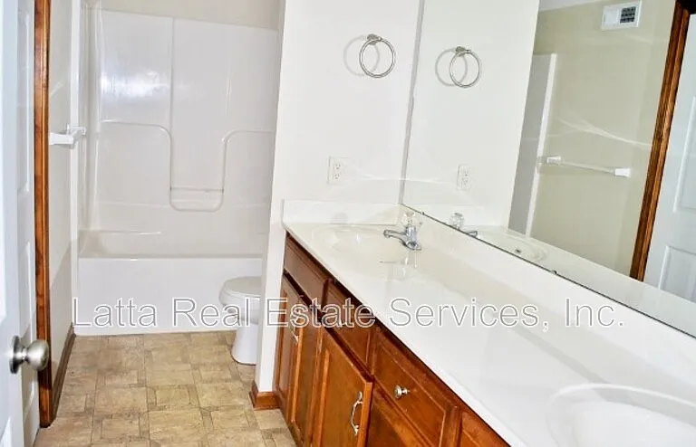 1031 NW Willow Dr — Photo 8
