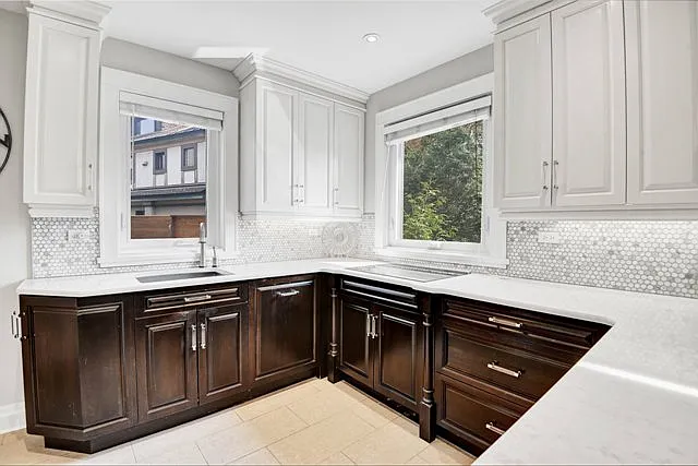 552 Queen Elizabeth Driveway — Photo 5