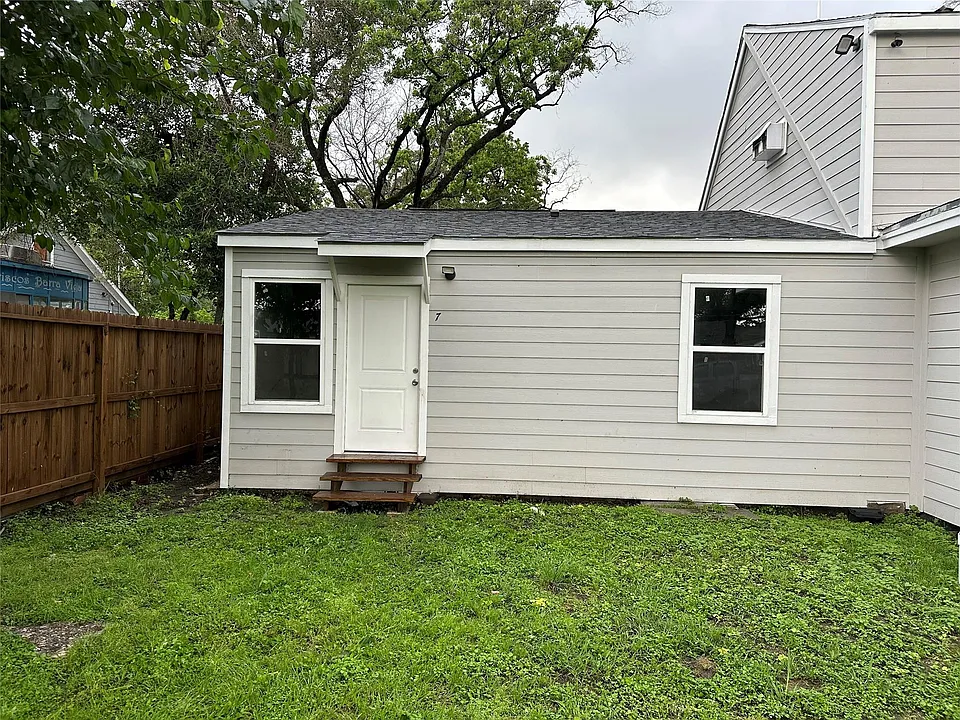 1405 Miles St