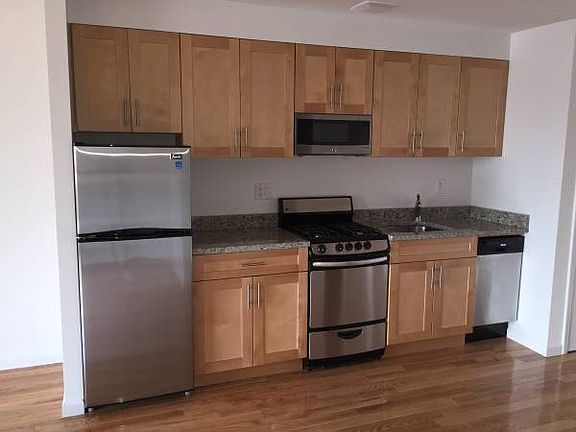2nd image of 7510 Grand Central Pkwy #4E