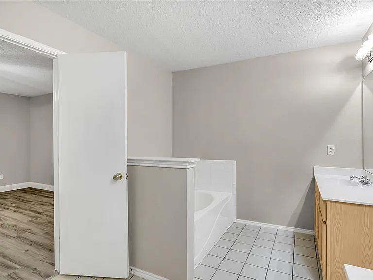 8105 Flowertree Dr — Photo 7