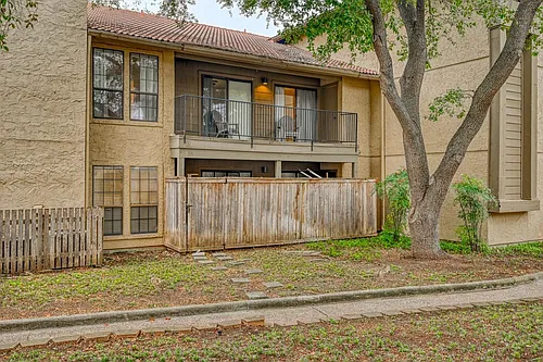 1202 Thorpe Ln Photo 1