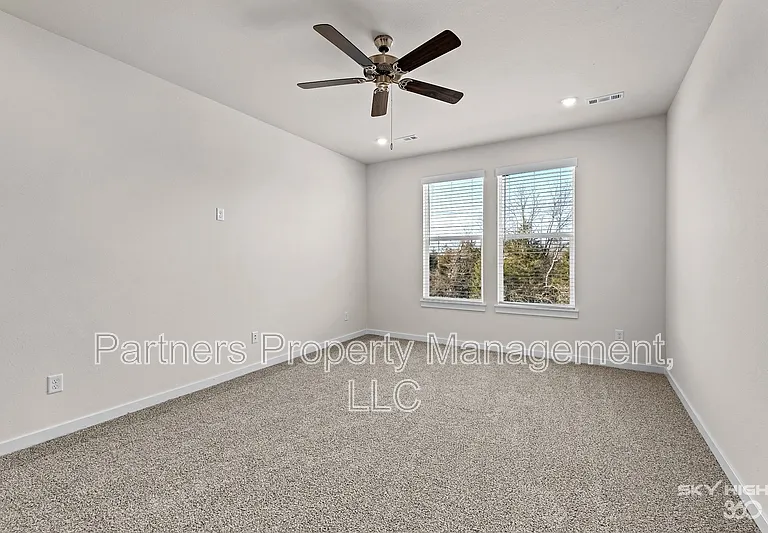 289 S Neon Ave — Photo 9