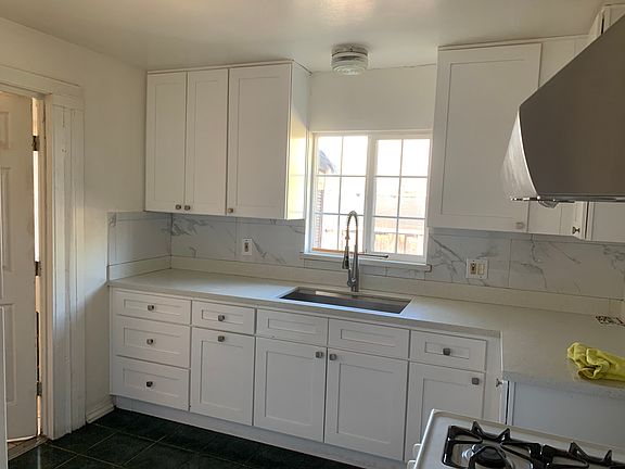 4th image of 637 Stanford Ave