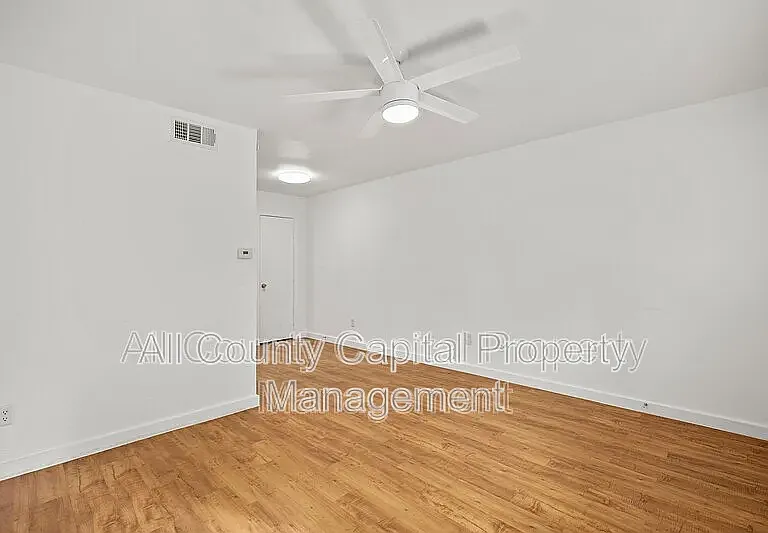 404 W 35th St #205 — Photo 3