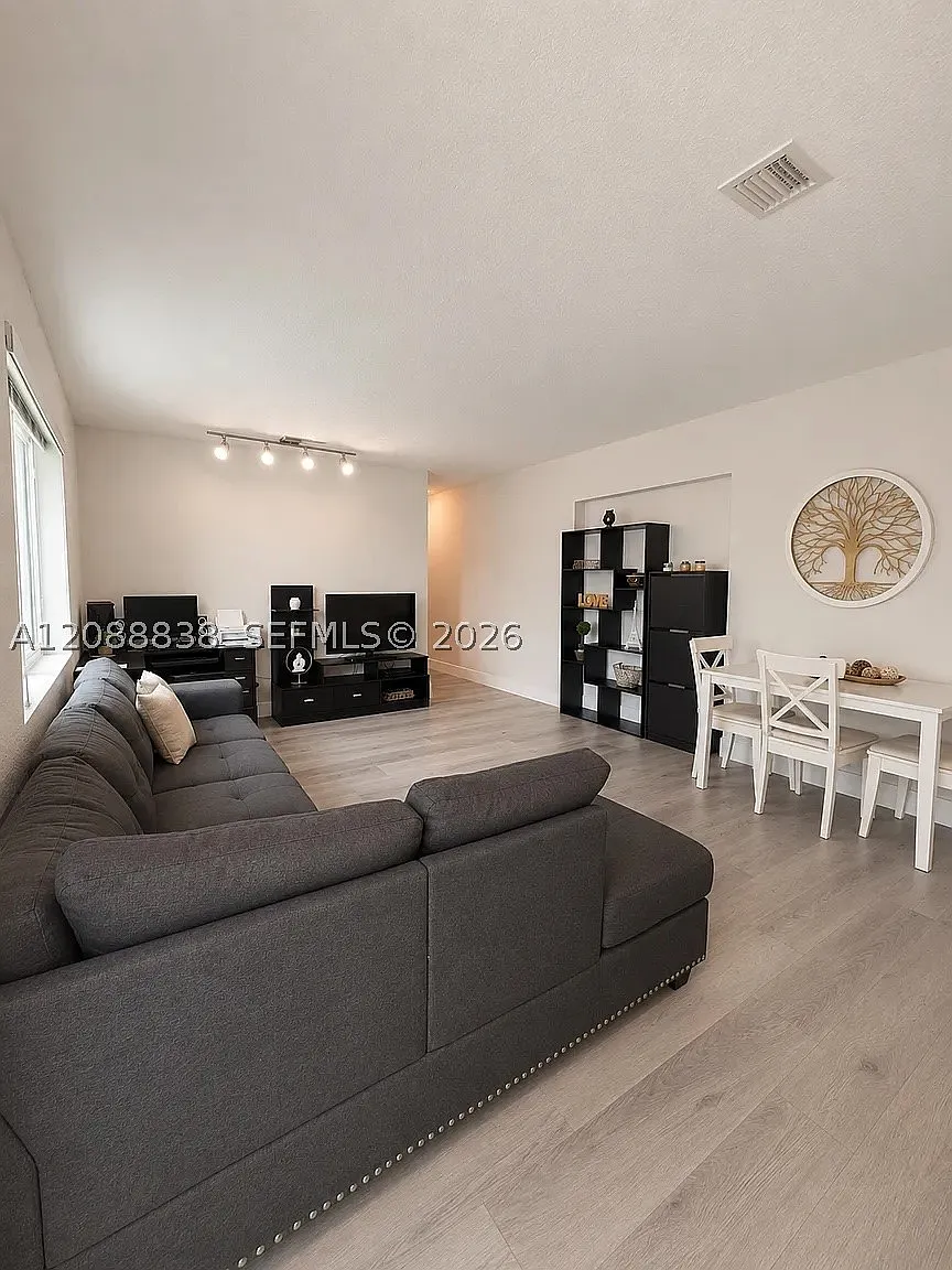 3 bed, 1.0 bath, 1468 sqft, $3,100 — Photo 3