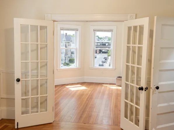 17 Woodlawn St #3, Jamaica Plain, MA 02130