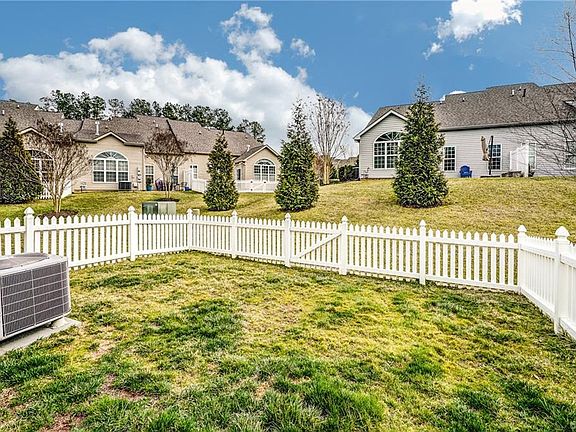 5th image of 834 Fair Port Cir