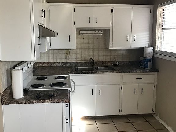 3rd image of 110 E Garden Dr