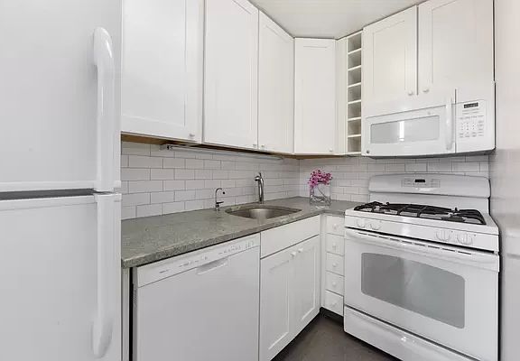 4th image of 250 Mercer St APT D701