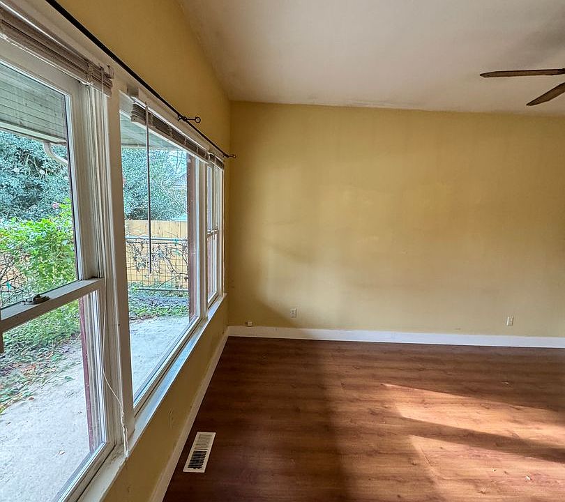 2nd image of 2025 SE Taggart St #A-k185