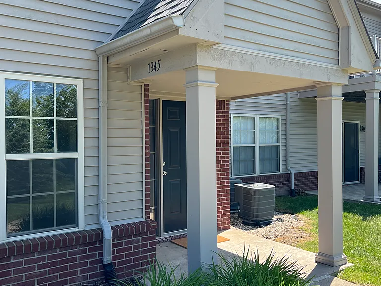 1345 Addington Ln — Photo 3