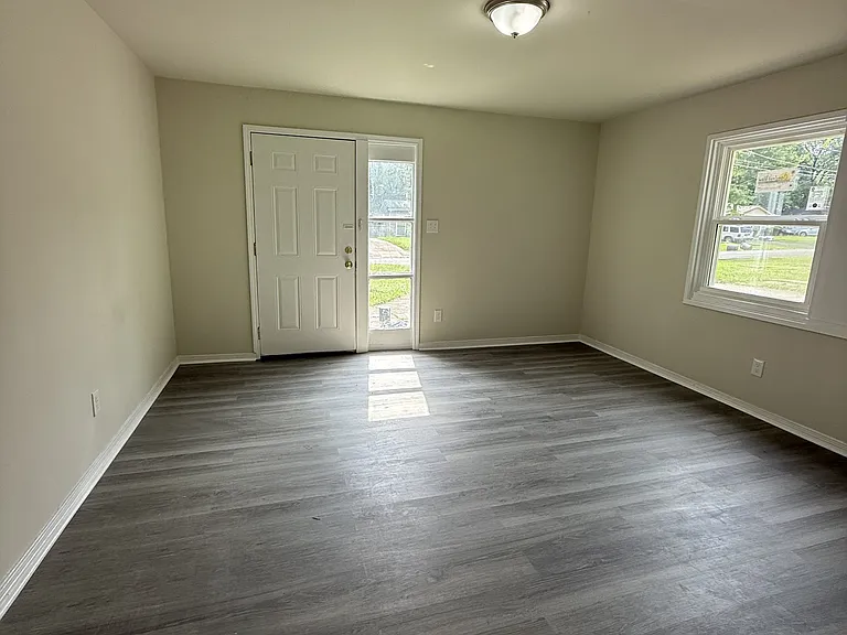 109 Houston Dr — Photo 4