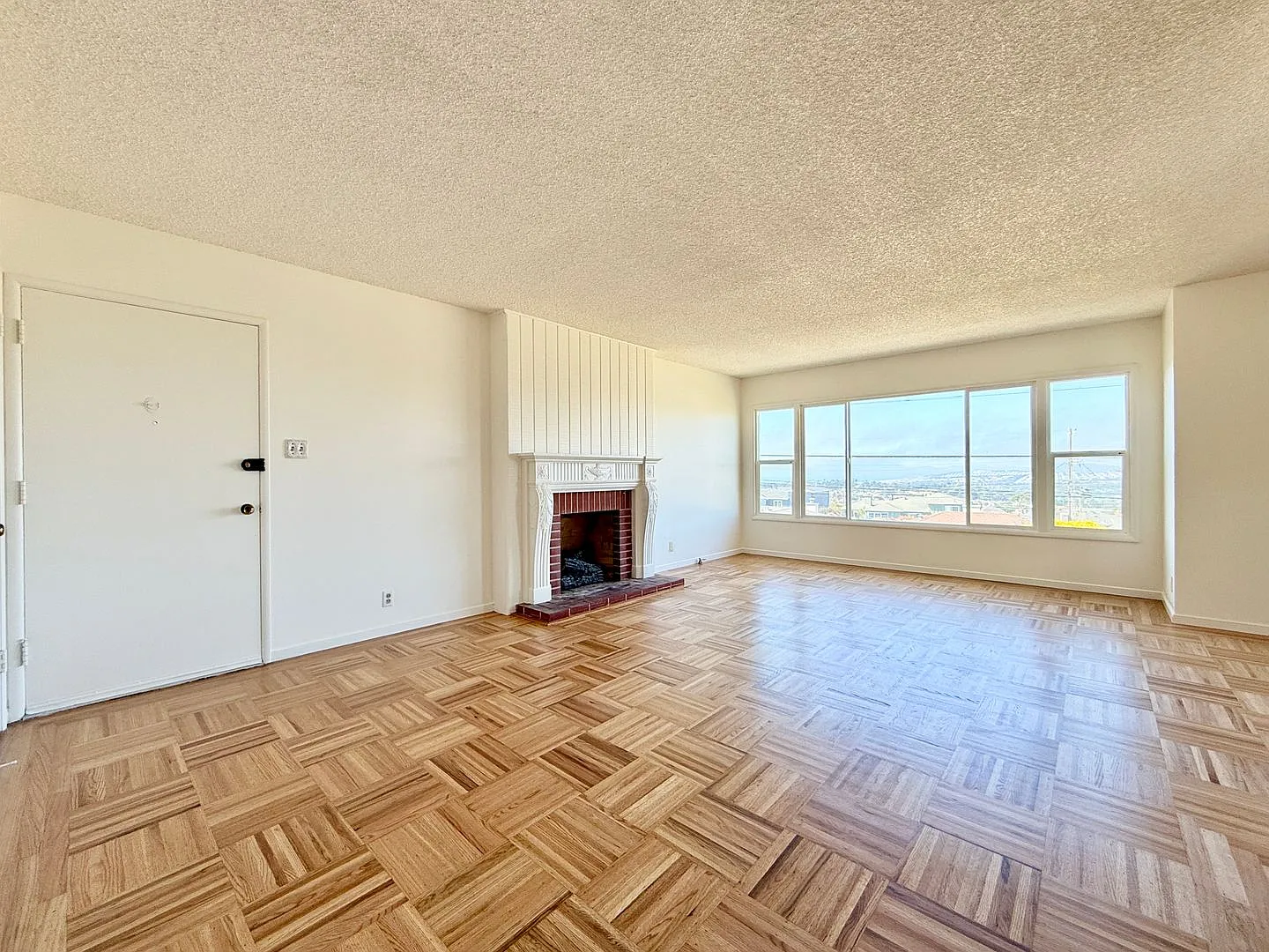Spacious Single-Family Home in Westlake - Views & Huge Garage! — Photo 3