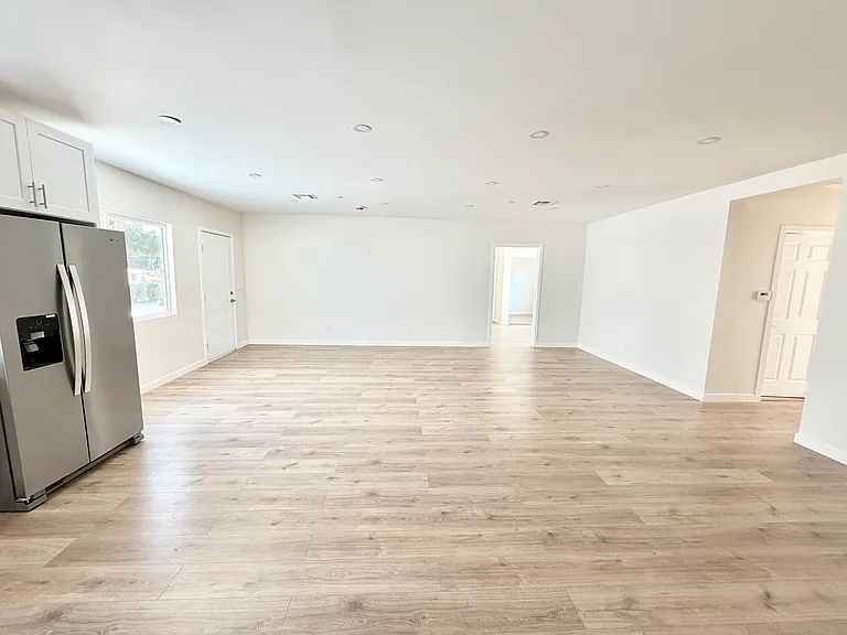 10639 Whitegate Ave — Photo 10