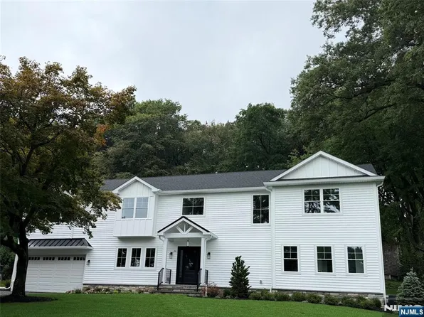 16 Butternut Ave, Midland Park, NJ 07432