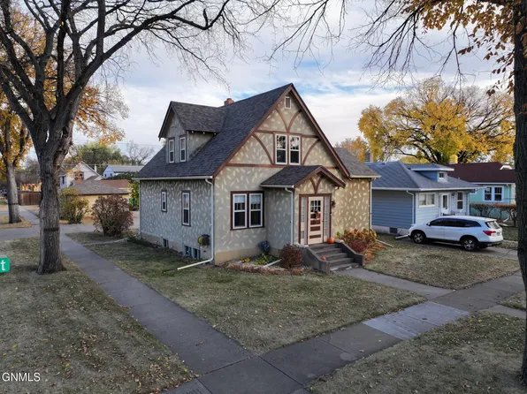 931 N 8th St, Bismarck, ND 58501