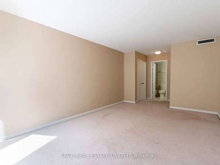 25 George St S #302 — Photo 28