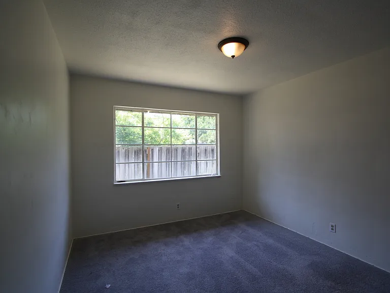 1025 E Saginaw Way — Photo 4