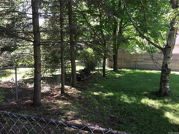 4th image of 21805 Hamilton Ave