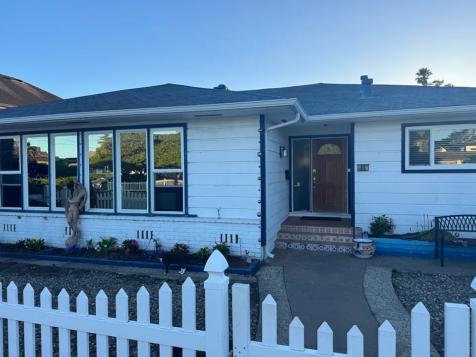 607 Lighthouse Ave