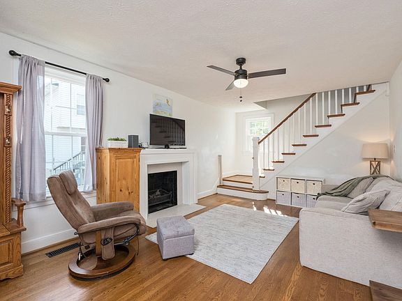 3rd image of 444 Florence Ave