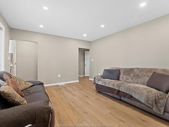 4th image of 3163 Curry Ave