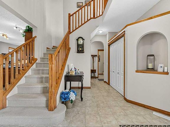 4th image of 10 E Westmount Rd