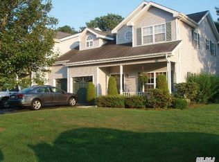 124 Willow Wood Dr, Oakdale, NY 11769