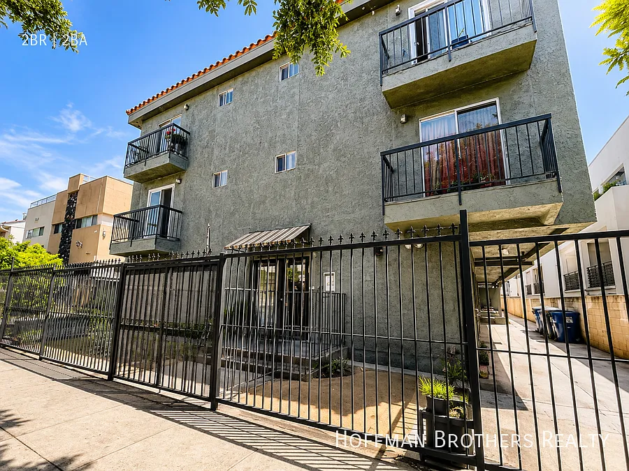 5440 Carlton Way Los Angeles, CA 90027 — Photo 3