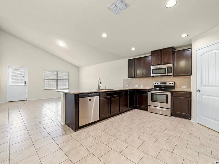 1407 Frio Eagle — Photo 13