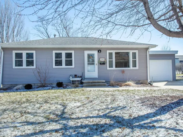210 18th St NW, Waverly, IA 50677