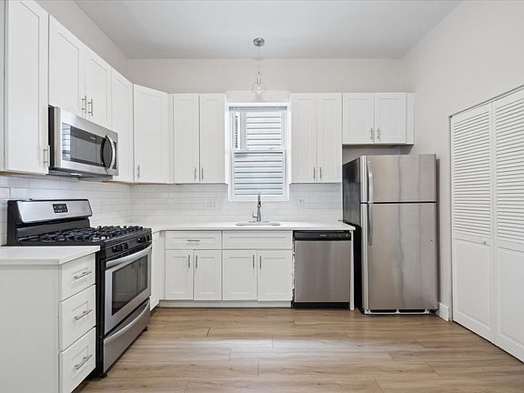 5th image of 2909 N Ridgeway Ave #2
