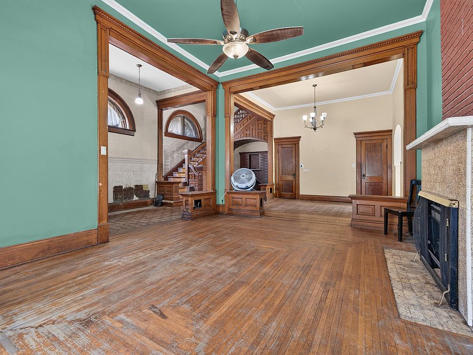 7th image of 1012 E Broadway St