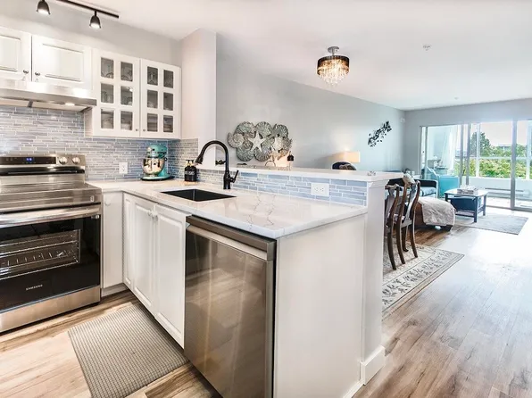 155 E 3rd St #305, North Vancouver, BC V7L 1E5