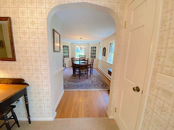 5th image of 296 Marshall St