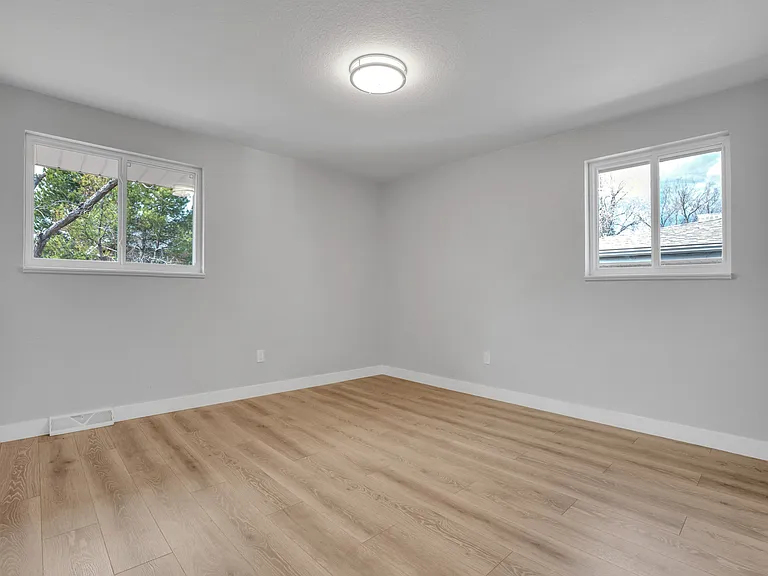 1537 S Jamaica St — Photo 25