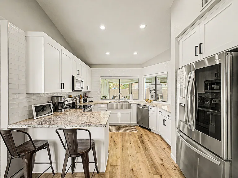 1911 E Belmont Dr — Photo 13