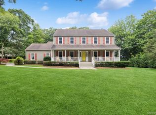 6295 N Country Rd, Wading River, NY 11792