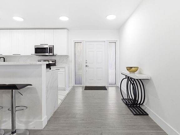 4th image of 6444 Oak Street