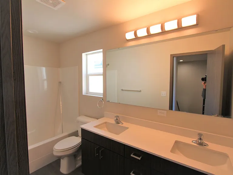 Modern design 3-bed, 2.5-bath duplex available August 10th!! — Photo 6