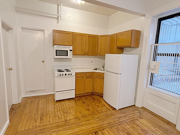 5th image of 210 W 94th St APT 2J